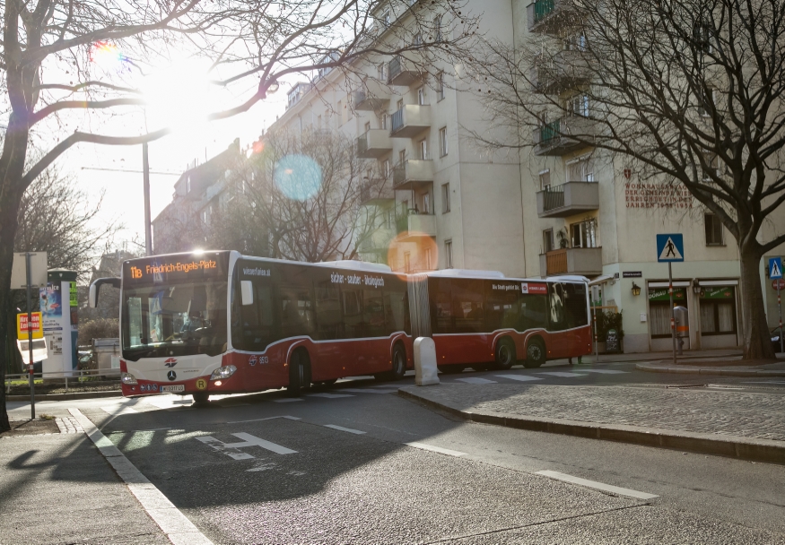 XL-Gelenkbus auf der Linie 11B Fahrtrichtung FriedrichEngelsPlatz