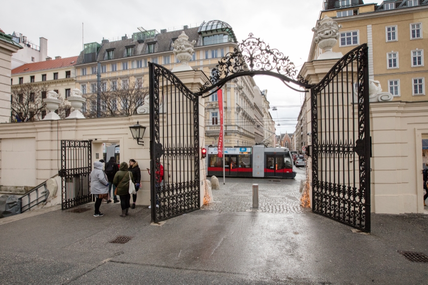 Linie D beim Schloß Belvedere