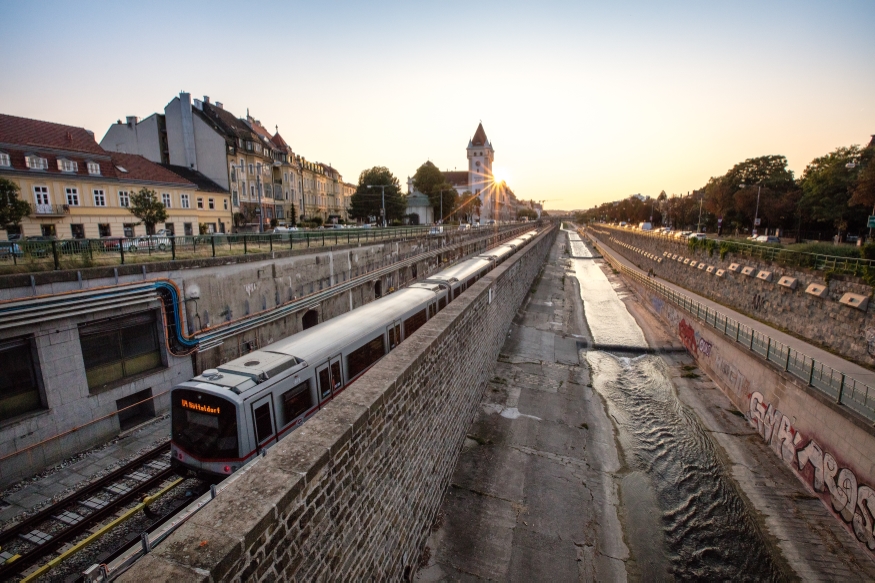 U-Bahn Zug der Linie U4 bei Hietzing