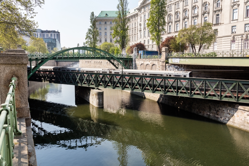 U4 Zug zwischen Schwedenplatz und Landstraße Zollamtsbrücke