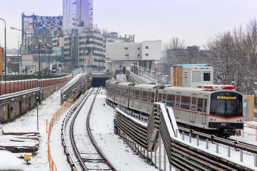 U-Bahn Zug der Linie U4 nach der Station Friedensbrücke Fahrtrichtung Heiligenstadt