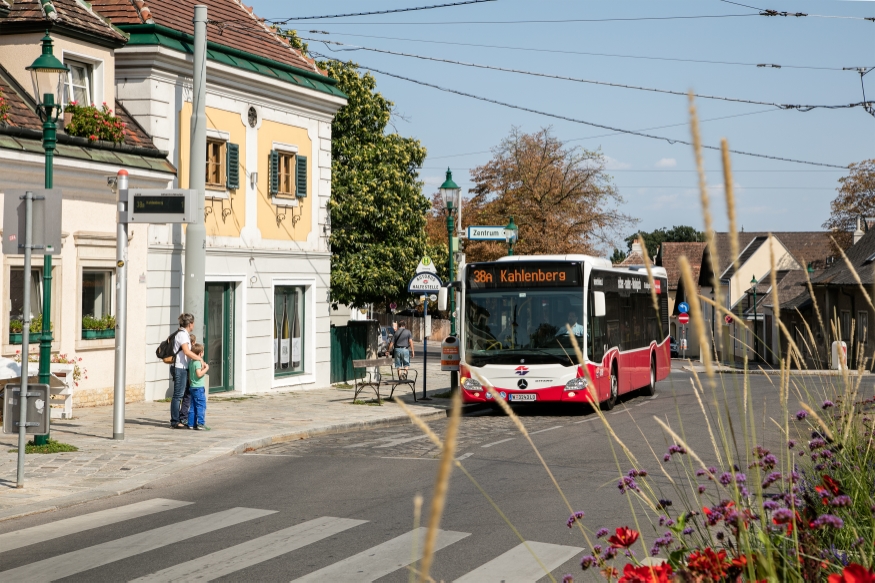 Die Buslinie 38A in Grinzing Fahrtrichtung Kahlenberg