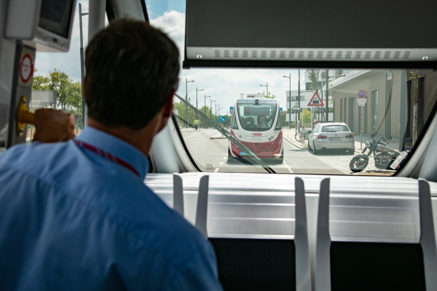 Autonomer E-Bus in der Seestadt