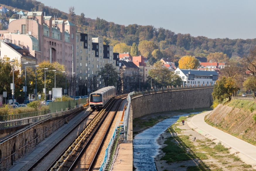 V Zug der Linie U4 Fahrtrichtung Heiligenstadt vor Ober St.Veit