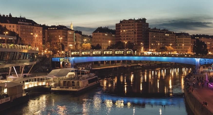 Linie 2 auf Marienbrücke über Donaukanal unterwegs