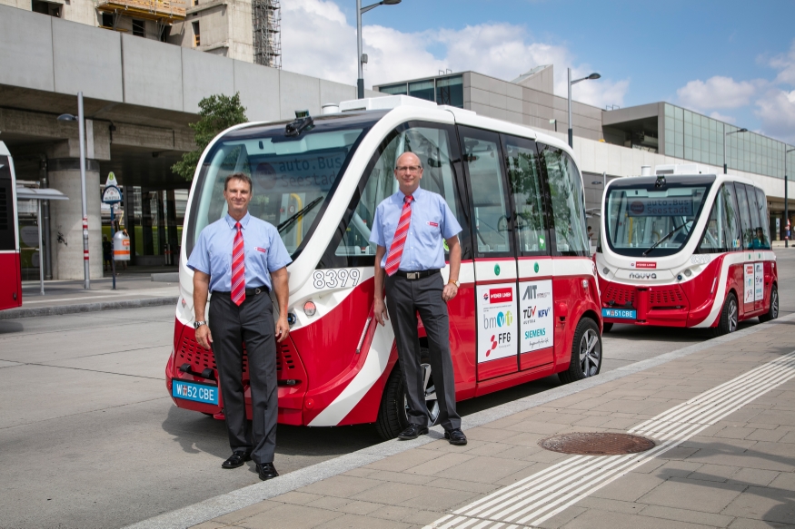 Autonomer E-Bus in der Seestadt und Mitarbeiter