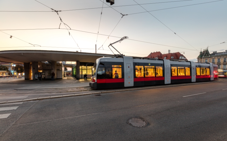 Die Linie 10 in der Station Hietzing in Fahrtrichtung Unter St.Veit unterwegs