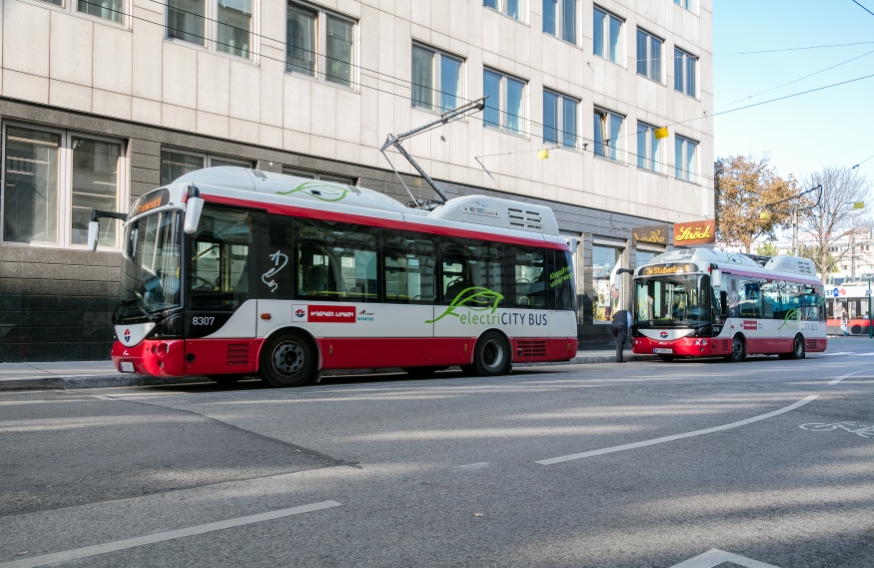 Busse der Linie 3A beim Schottenring, Ringturm