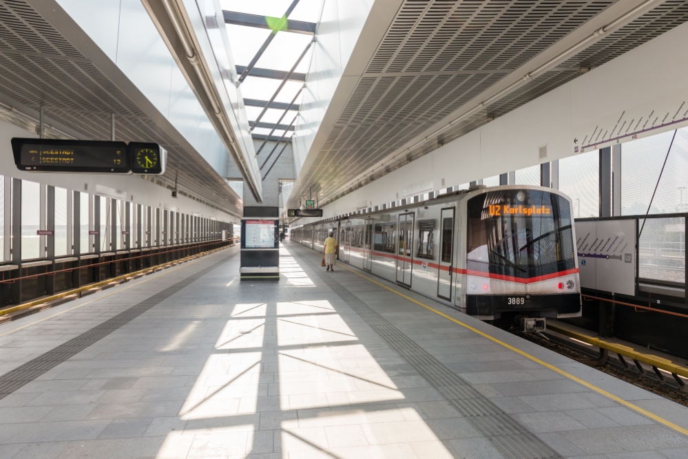 Zug der Linie U2 Station Hausfeldstraße Fahrtrichtung Karlsplatz