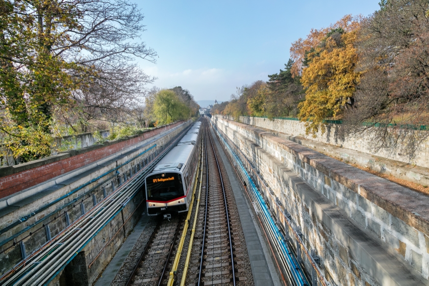 V-Zug der Linie U4 zwischen Hietzing und Schönbrunn