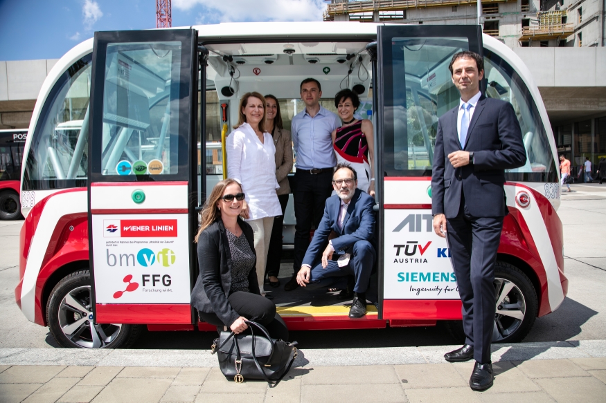 Autonomer E-Bus in der Seestadt; v.l.n.r.: M. Romaniewicz-Wenk (KFV), Alexandra Reinagl (GF Wiener Linien), K. Kraschl-Hirschmann (Siemens), J. Liebermann (Wiener Linien, Projektleiter), A. Millonig (AIT), A. Kaltenegger (KFV), W. Posch (TÜV)