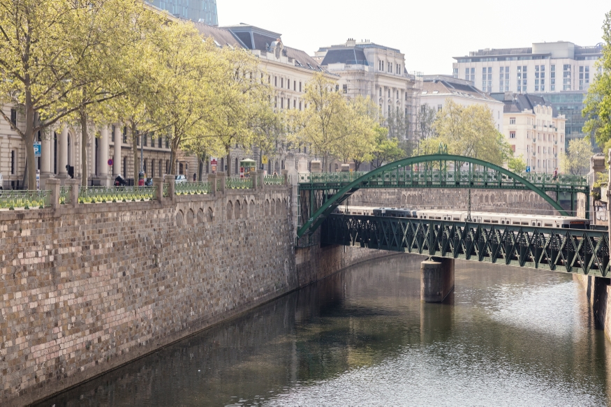 U4 Zug zwischen Schwedenplatz und Landstraße, Zollamtsbrücke