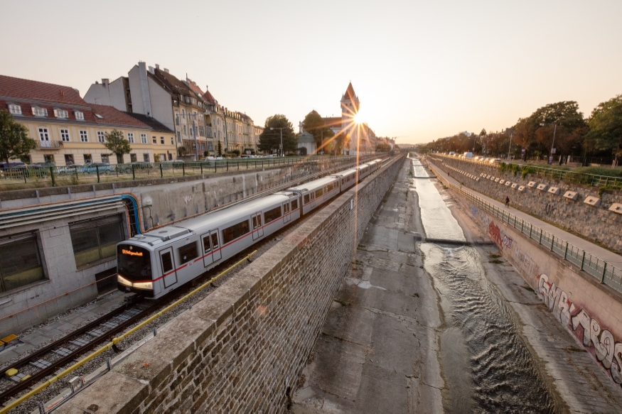 U-Bahn Zug der Linie U4 bei Hietzing