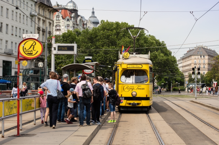 Vienna RingTram   am Schwedenplatz