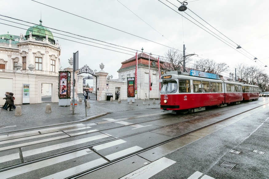 Linie D beim Schloß Belvedere