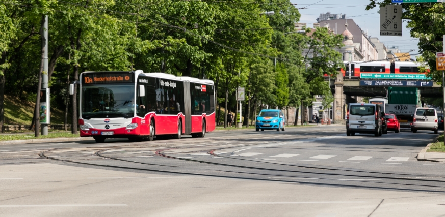 Ein Bus der Linie 10A in der Schloßallee Fahrtrichtung Niederhofstraße