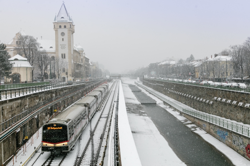 U-Bahn Zug der Linie U4 kurz vor der Station Hietzing