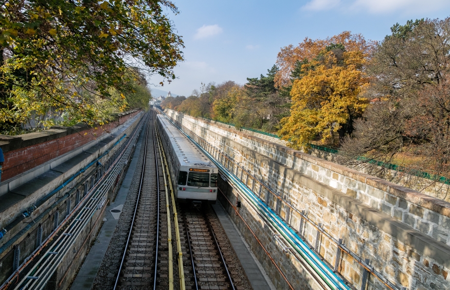 Zug der Linie U4 Fahrtrichtung Hütteldorf bei Schönbrunn