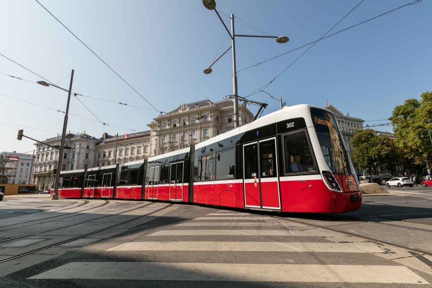 Flexity 302 als Fahrschule am Schwarzenbergplatz, Ring