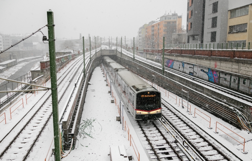 U-Bahn Zug der Linie U4 kurz vor der Station Längenfeldgasse