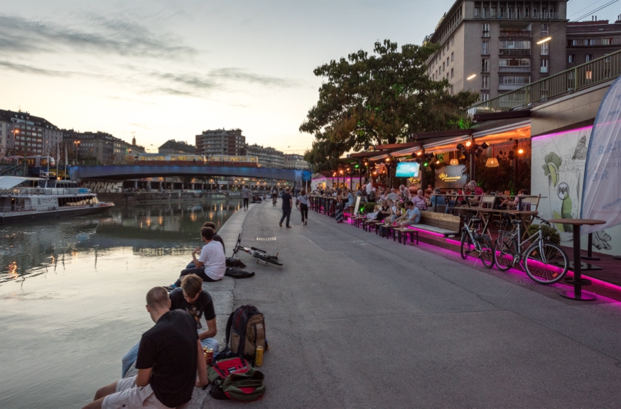 Donaukanal - Marienbrücke mit Zug der Linie 31