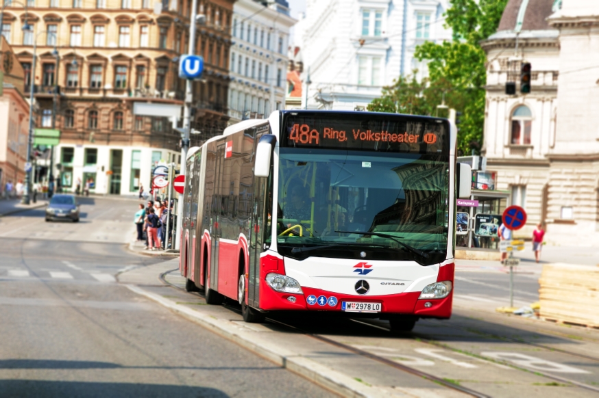 Bus Linie 48A beim Volkstheater