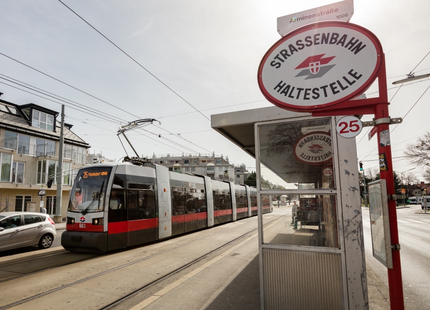 Linie 25  Fahrtrichtung Floridsdorf bei der Station Arminenstraße