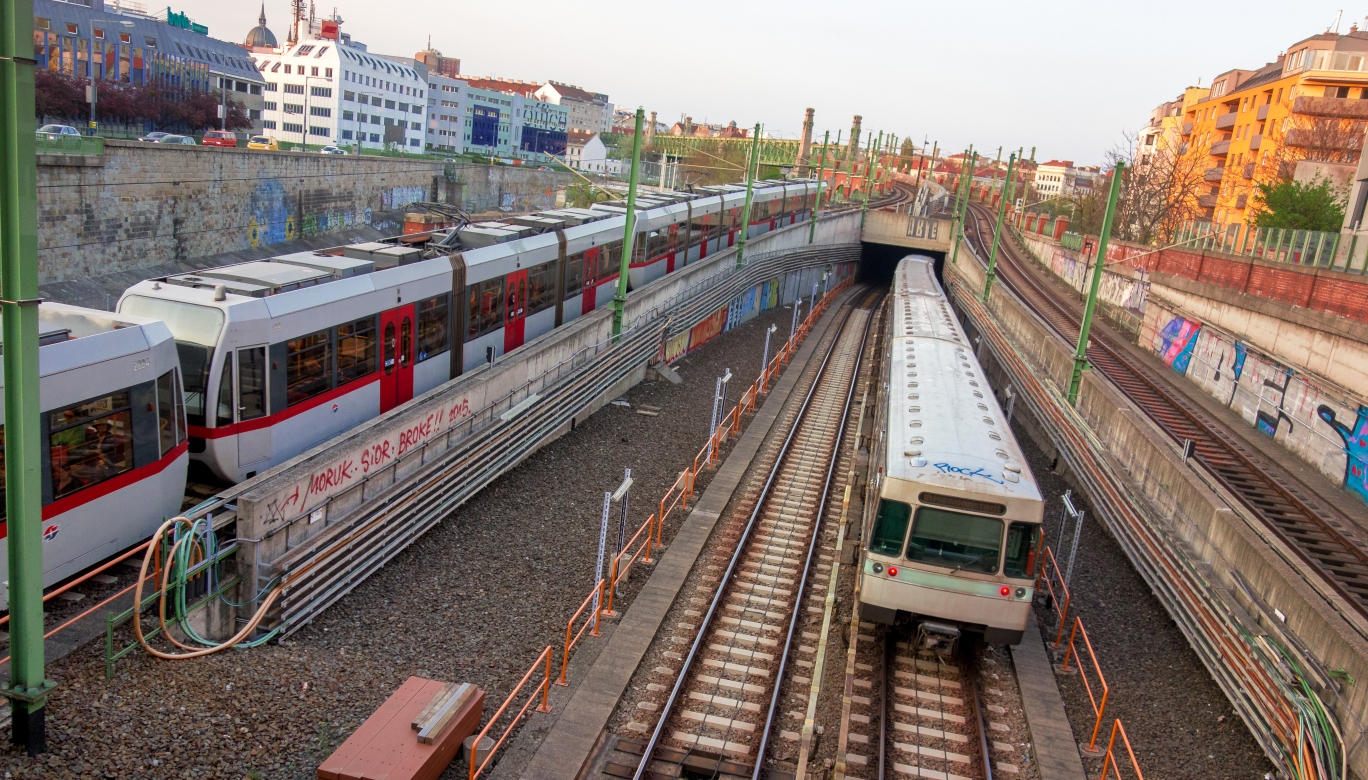 U-Bahn Züge der Linien U6 und U4 bei der Längenfeldgasse