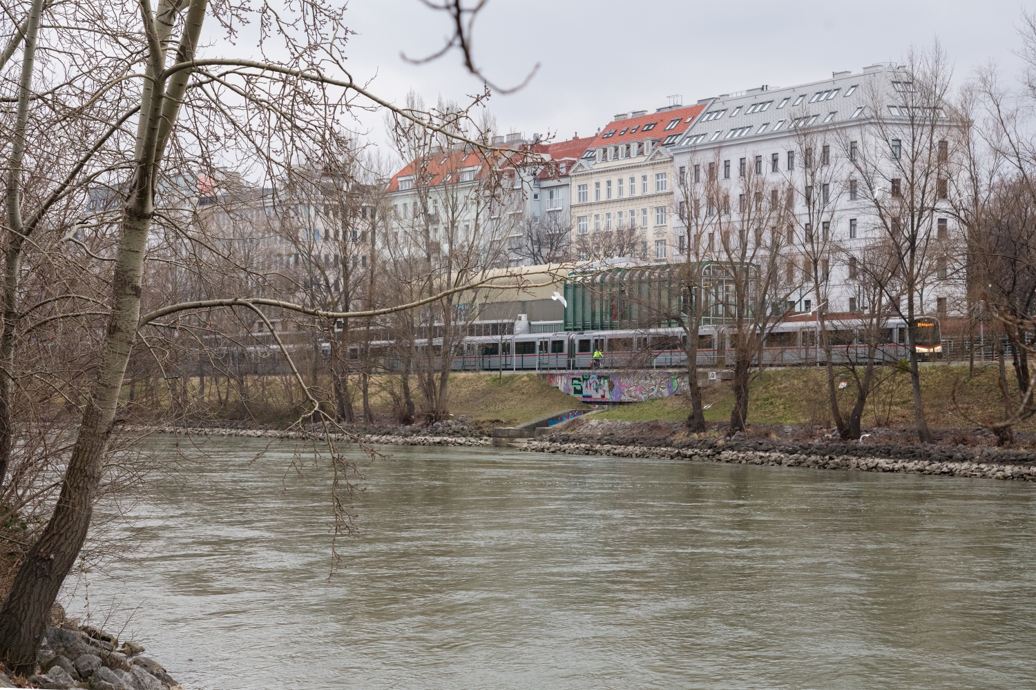 U-Bahn Zug der Linie U4 bei der Station Friedensbrücke Fahrtrichtung Heiligenstadt