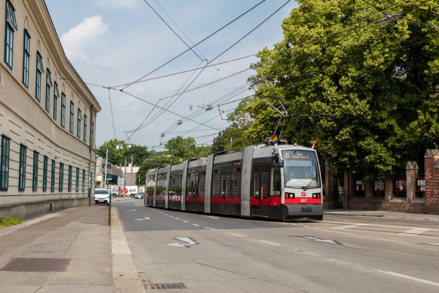 Linie 49 in der Linzerstraße Fahrtrichtung Ring Volkstheater