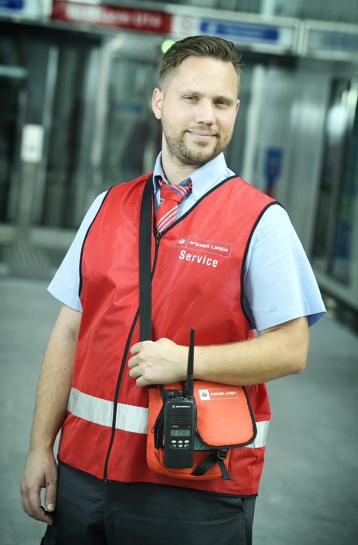 Die Service-MitarbeiterInnen stehen mit Rat und Tat den Fahrgästen zur Seite und überprüfen regelmäßig die technischen Einrichtungen im U-Bahn Bereich.