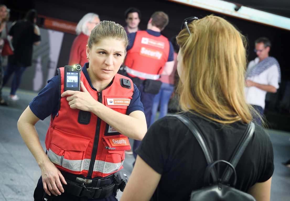 Die Sicherheitsdienst-MitarbeiterInnen achten auf die Einhaltung der Hausordnung im U-Bahn Bereich.