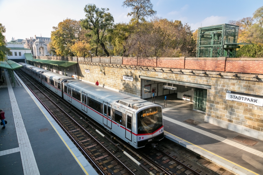 U4 Station Stadtpark mit V Zug