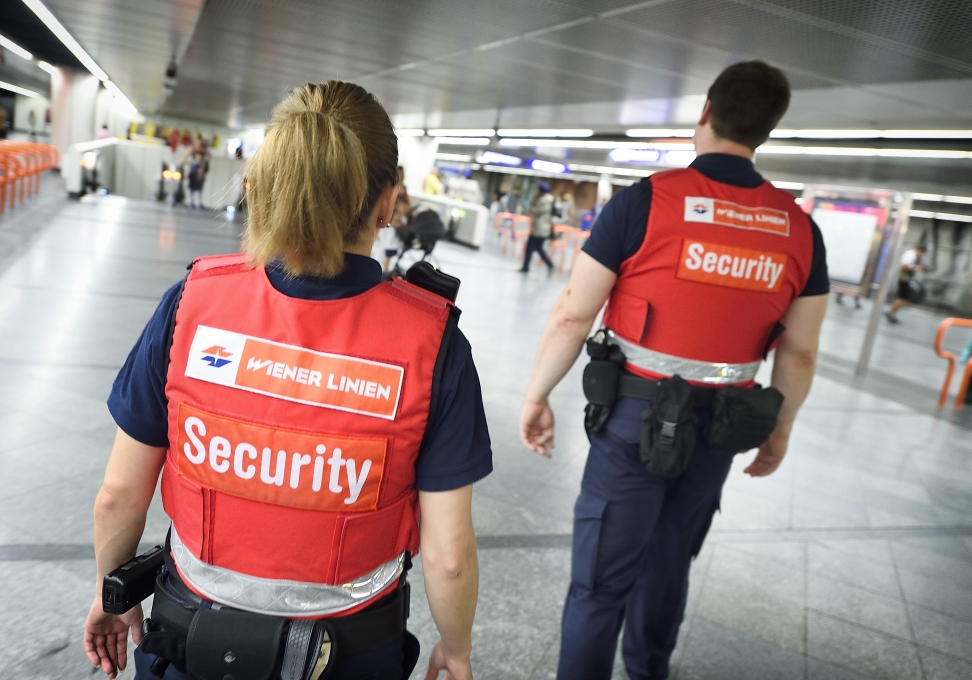 Die Sicherheitsdienst-MitarbeiterInnen achten auf die Einhaltung der Hausordnung im U-Bahn Bereich.