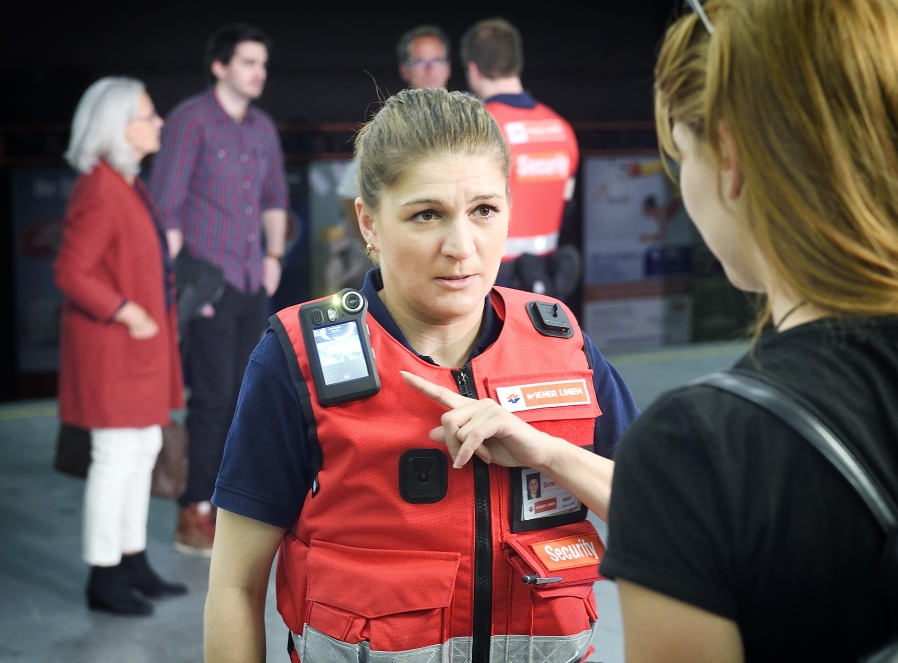 Die Sicherheitsdienst-MitarbeiterInnen achten auf die Einhaltung der Hausordnung im U-Bahn Bereich.