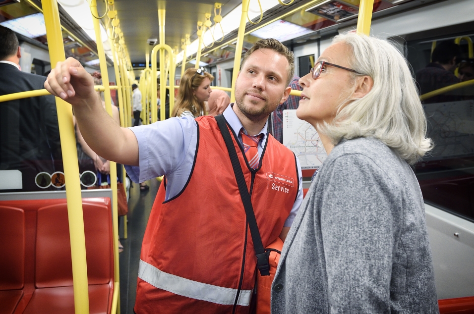 Die Service-MitarbeiterInnen stehen mit Rat und Tat den Fahrgästen zur Seite und überprüfen regelmäßig die technischen Einrichtungen im U-Bahn Bereich.