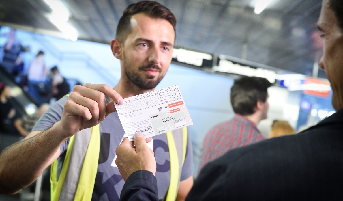 Fahrscheinkontrolle druch MitarbeiterInnen der Wiener Linien.