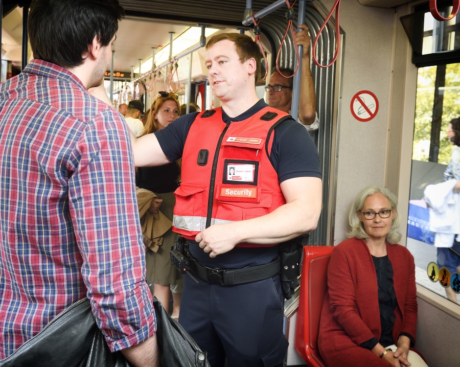 Die Sicherheitsdienst-MitarbeiterInnen achten auf die Einhaltung der Hausordnung im U-Bahn Bereich.