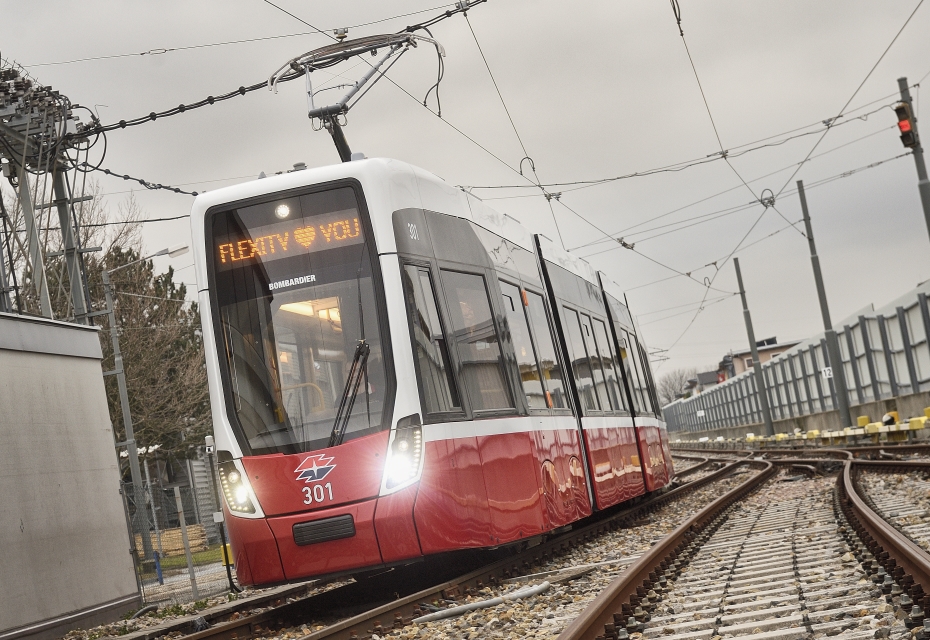 Flexity - die neue Straßenbahn für Wien. Testfahrten auf dem Gelände der Hauptwerkstätte der Wiener Linien