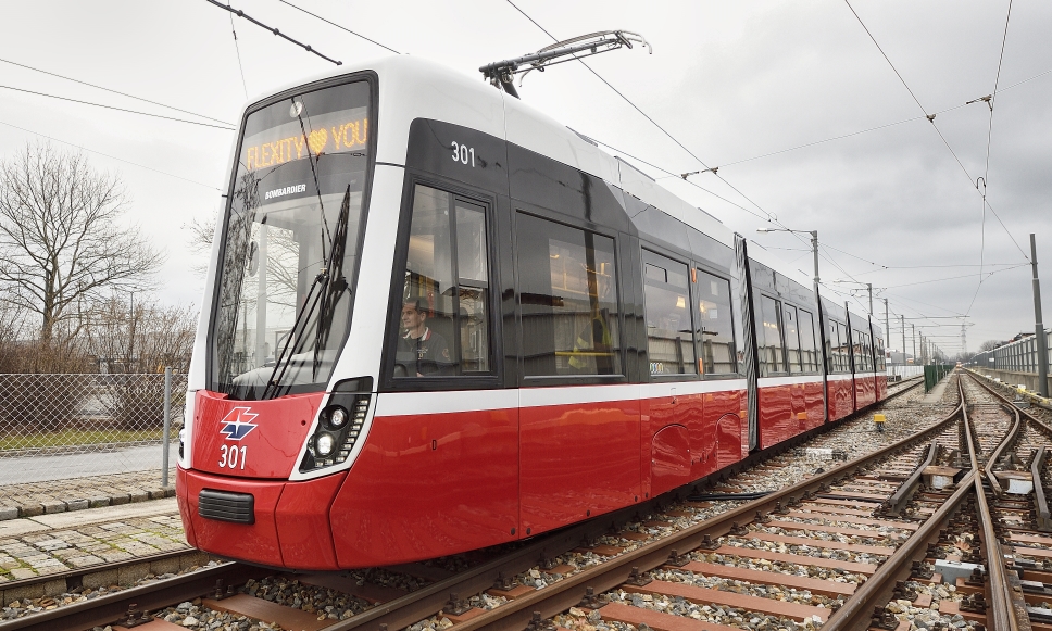 Flexity - die neue Straßenbahn für Wien. Testfahrten auf dem Gelände der Hauptwerkstätte der Wiener Linien