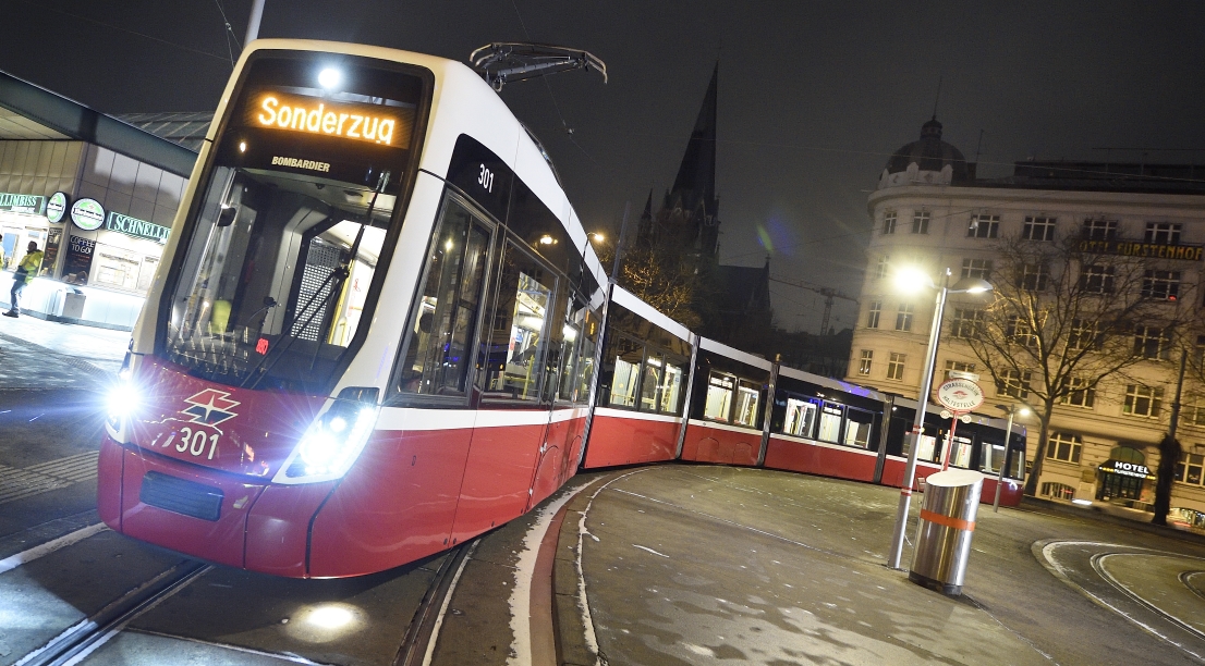 Flexity - die neue Straßenbahn für Wien. Testfahrt durch die nächtliche Stadt.