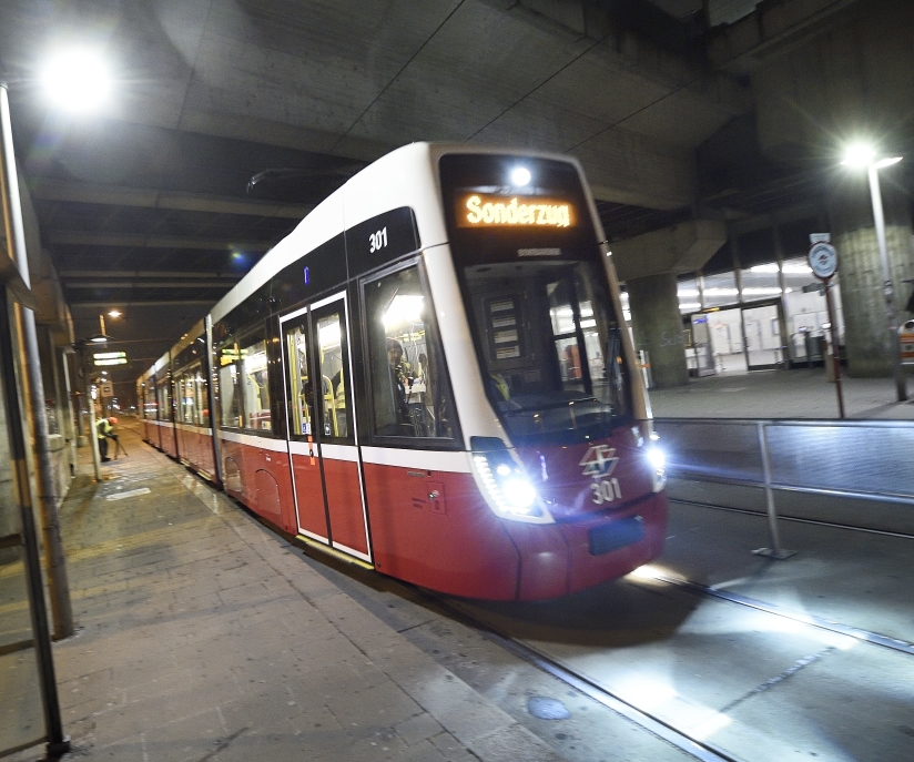 Flexity - die neue Straßenbahn für Wien. Testfahrt durch die nächtliche Stadt.