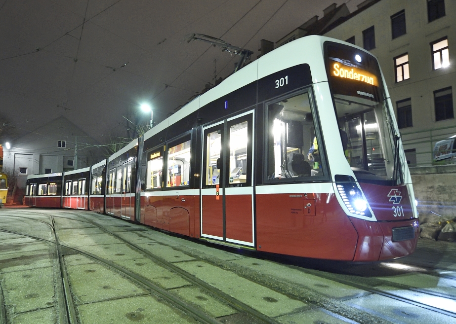 Flexity - die neue Straßenbahn für Wien. Testfahrt durch die nächtliche Stadt.