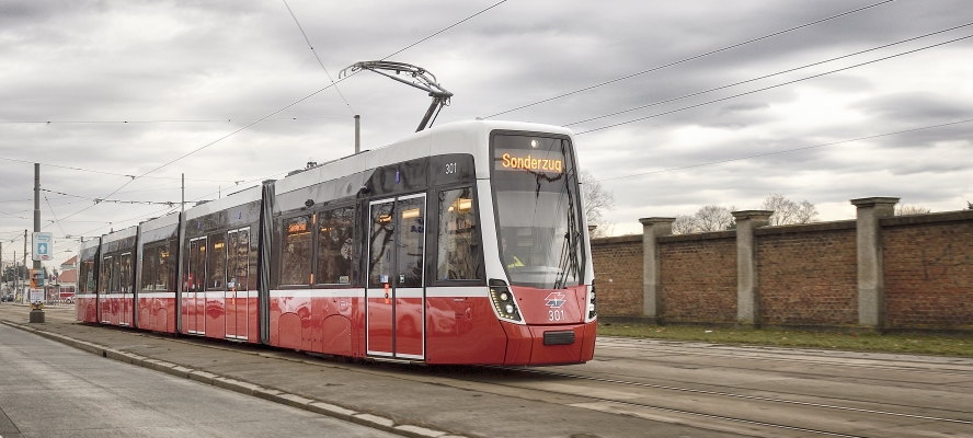 Die erste Flexity Straßenbahn für Wien - unterwegs in der Stadt.