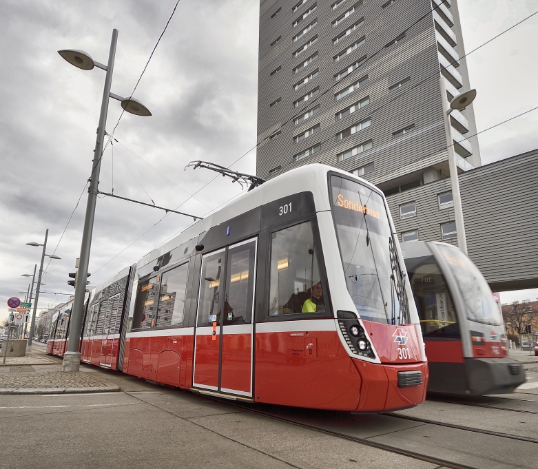 Die erste Flexity Straßenbahn für Wien - unterwegs in der Stadt.