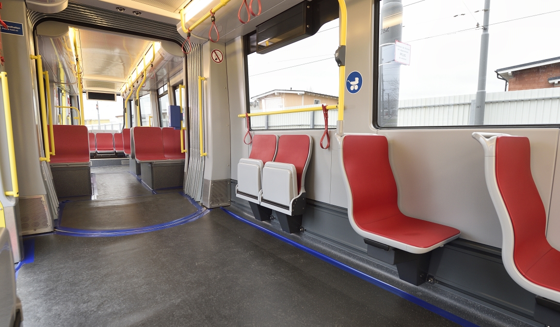 Flexity - die neue Straßenbahn für Wien. Innenansicht mit Schutzbelag am Boden.