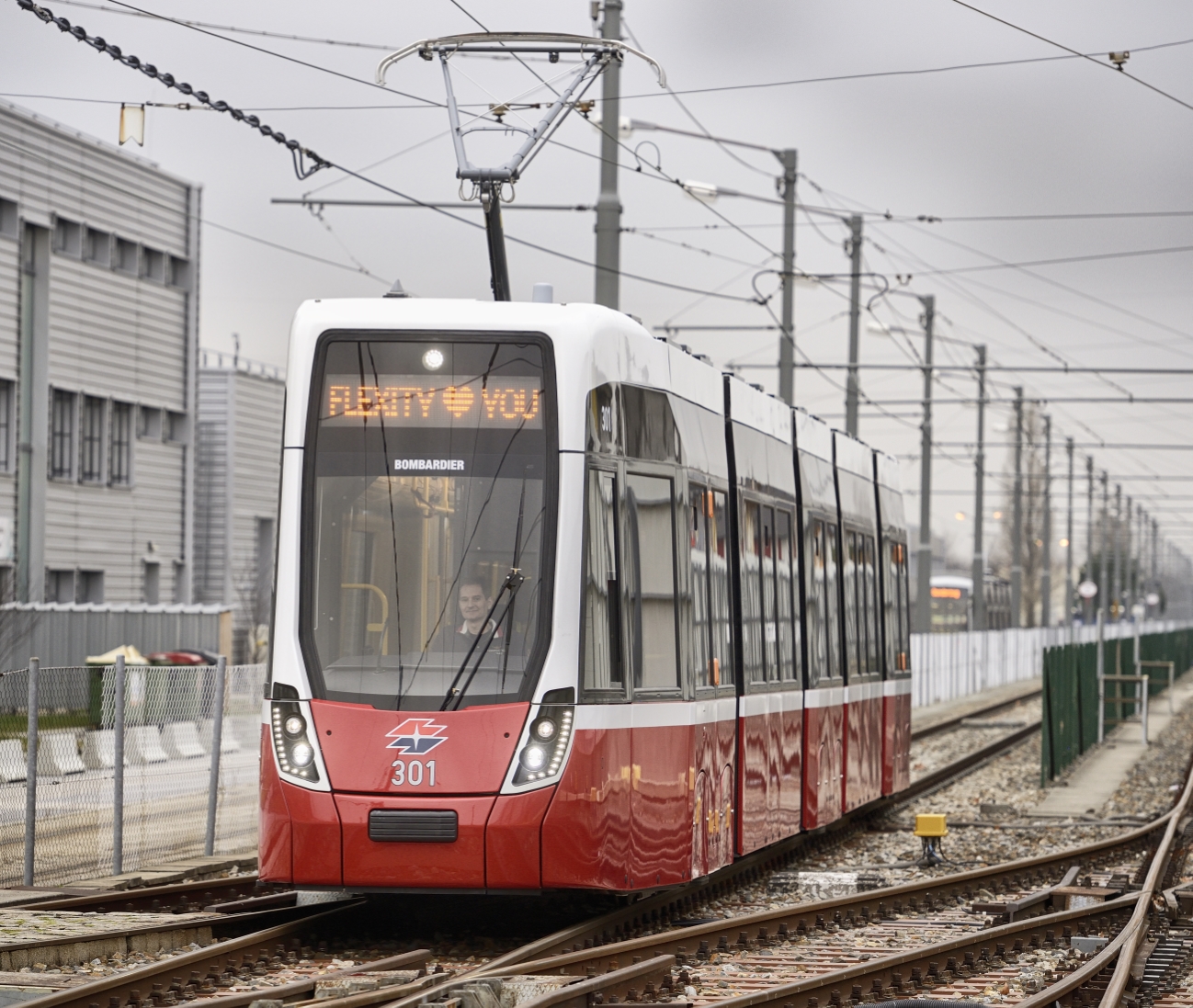 Flexity - die neue Straßenbahn für Wien. Testfahrten auf dem Gelände der Hauptwerkstätte der Wiener Linien