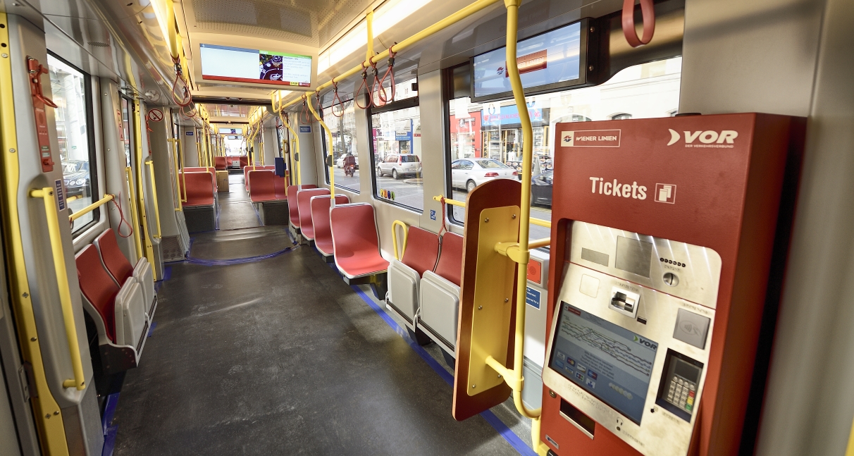 Die erste Flexity Straßenbahn für Wien - unterwegs in der Stadt.