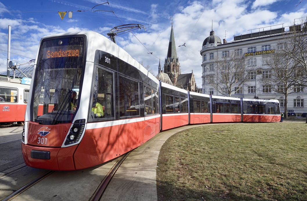 Die erste Flexity Straßenbahn für Wien - unterwegs in der Stadt.