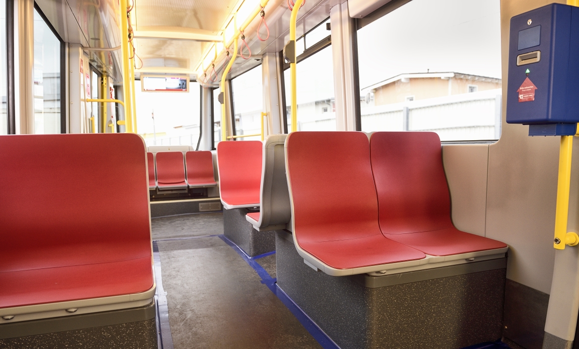 Flexity - die neue Straßenbahn für Wien. Innenansicht mit Schutzbelag am Boden.